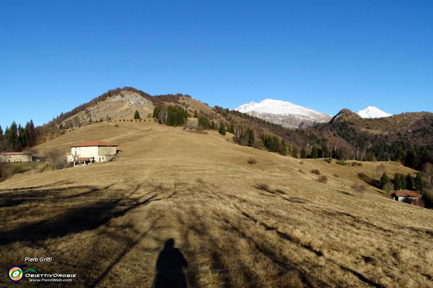 22 Dal roccolo vista in Cascina Vecchia , Vaccareggio, Monte Castello, Menna ed Arera.JPG -                                